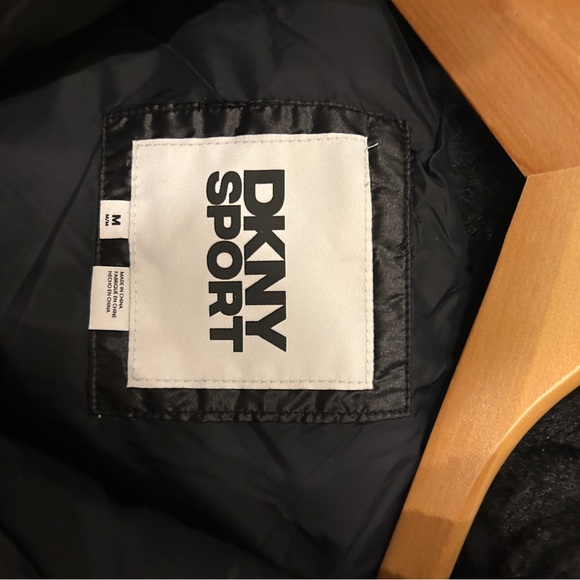 Women's Black Quilted Vest with Faux Fur Neckline - Picture 6 of 8